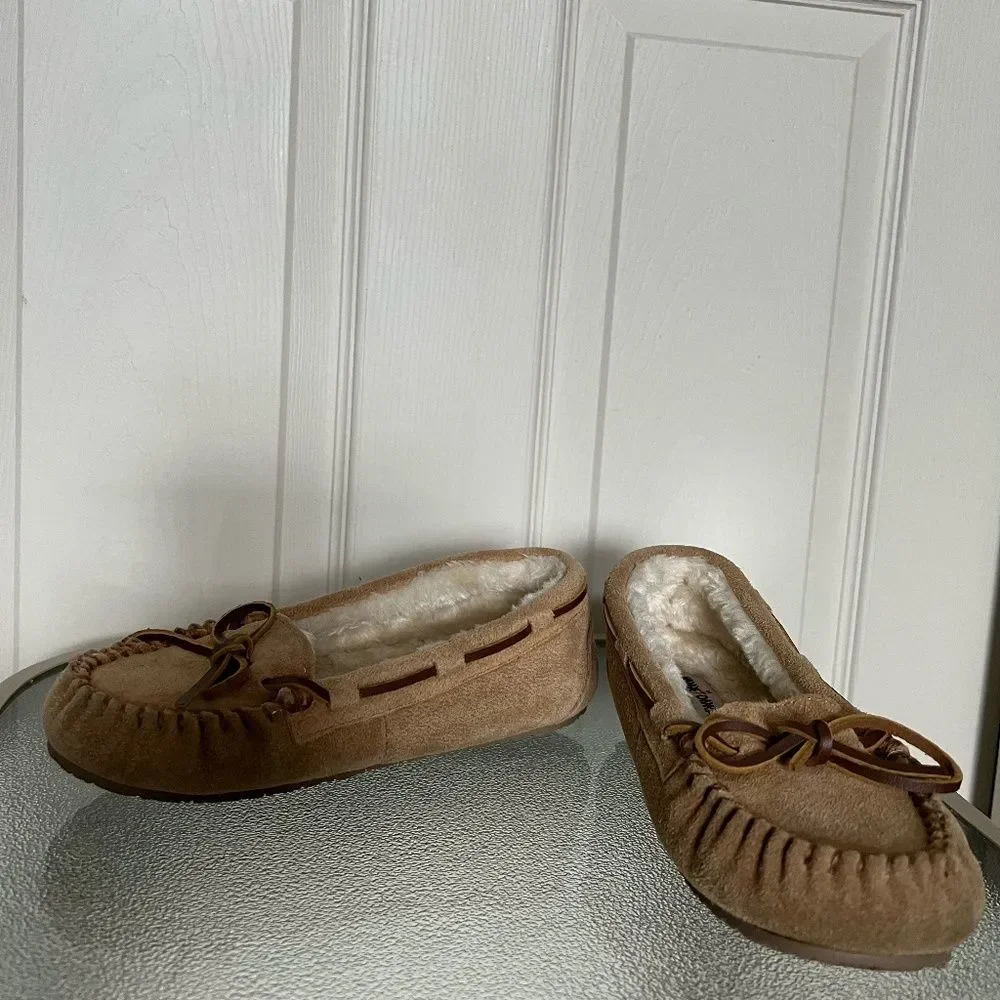 Minnetonka Suede Faux Fur Tan Slippers Size 3